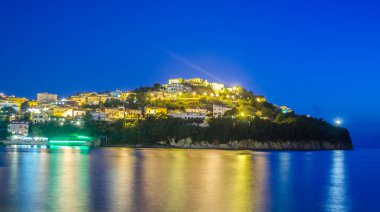 Cilento bölgesindeki agropoli şehri üzerinde gece görüşü, campania.