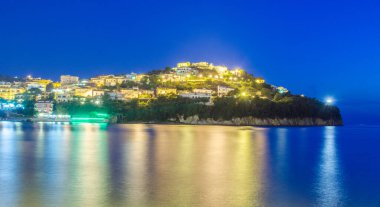 Cilento bölgesindeki agropoli şehri üzerinde gece görüşü, campania.