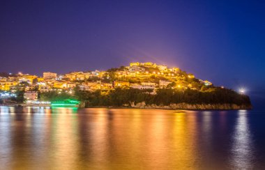 Cilento bölgesindeki agropoli şehri üzerinde gece görüşü, campania.