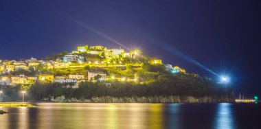 Cilento bölgesindeki agropoli şehri üzerinde gece görüşü, campania.