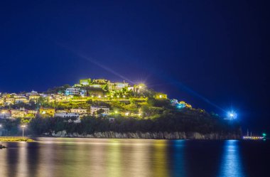 Cilento bölgesindeki agropoli şehri üzerinde gece görüşü, campania.