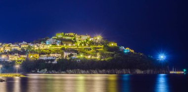 Cilento bölgesindeki agropoli şehri üzerinde gece görüşü, campania.