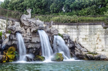 Caserta 'daki İmparatorluk Sarayı bahçelerinden geçen 2 kilometre uzunluğundaki gezinti alanı, Bernini' den gelen birçok çeşme ve heykelle süslenir ve yapay şelaleyle son bulur..