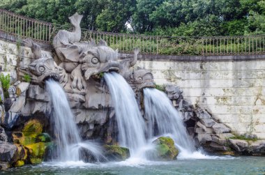Caserta 'daki İmparatorluk Sarayı bahçelerinden geçen 2 kilometre uzunluğundaki gezinti alanı, Bernini' den gelen birçok çeşme ve heykelle süslenir ve yapay şelaleyle son bulur..