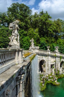Caserta 'daki İmparatorluk Sarayı bahçelerinden geçen 2 kilometre uzunluğundaki gezinti alanı, Bernini' den gelen birçok çeşme ve heykelle süslenir ve yapay şelaleyle son bulur..