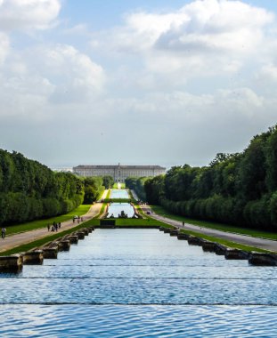 Caserta 'daki İmparatorluk Sarayı bahçelerinden geçen 2 kilometre uzunluğundaki gezinti alanı, Bernini' den gelen birçok çeşme ve heykelle süslenir ve yapay şelaleyle son bulur..