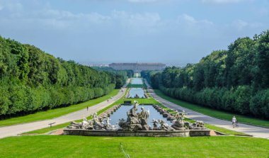 Caserta 'daki İmparatorluk Sarayı bahçelerinden geçen 2 kilometre uzunluğundaki gezinti alanı, Bernini' den gelen birçok çeşme ve heykelle süslenir ve yapay şelaleyle son bulur..
