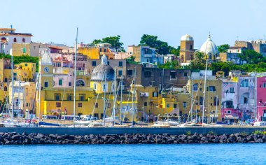 İtalya adası Procida, Napoli Körfezi 'ne bakan renkli evleri ve antik kalesiyle ünlüdür..