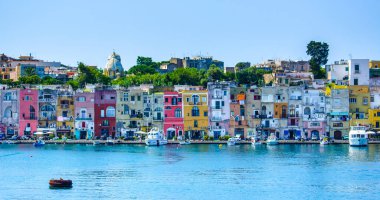 İtalya adası Procida, Napoli Körfezi 'ne bakan renkli evleri ve antik kalesiyle ünlüdür..