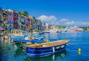 Napoli yakınlarındaki Procida Adası 'nın ana limanının manzarası.