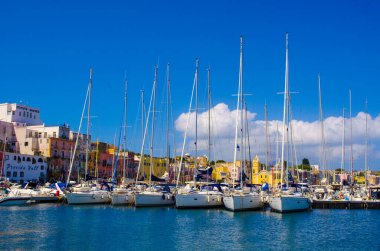 Napoli yakınlarındaki Procida Adası 'nın ana limanının manzarası.