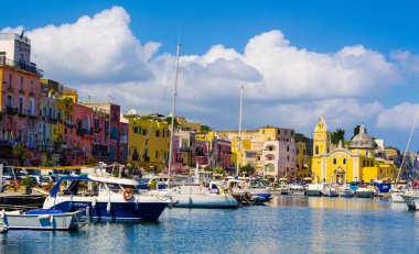 Napoli yakınlarındaki Procida Adası 'nın ana limanının manzarası.