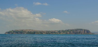 Napoli yakınlarındaki Akdeniz 'de yer alan İtalyan adası iskiya manzarası.