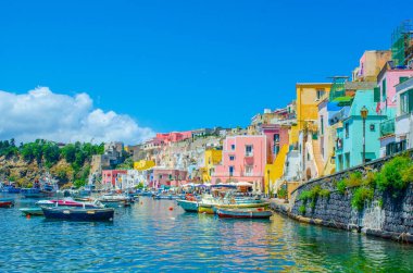 İtalyan Adası procida onun renkli marina, küçük dar sokakları ve hep birlikte turistlerin Napoli - napoli her yıl kalabalığından çekmek birçok plajlar.