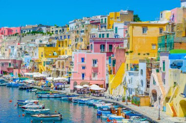İtalyan Adası procida onun renkli marina, küçük dar sokakları ve hep birlikte turistlerin Napoli - napoli her yıl kalabalığından çekmek birçok plajlar.