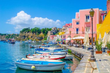 İtalyan Adası procida onun renkli marina, küçük dar sokakları ve hep birlikte turistlerin Napoli - napoli her yıl kalabalığından çekmek birçok plajlar.