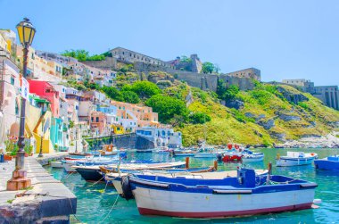 İtalyan Adası procida onun renkli marina, küçük dar sokakları ve hep birlikte turistlerin Napoli - napoli her yıl kalabalığından çekmek birçok plajlar.