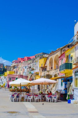 İtalyan Adası procida onun renkli marina, küçük dar sokakları ve hep birlikte turistlerin Napoli - napoli her yıl kalabalığından çekmek birçok plajlar.