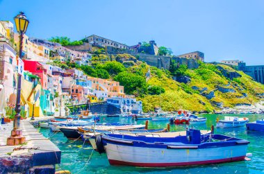 İtalyan Adası procida onun renkli marina, küçük dar sokakları ve hep birlikte turistlerin Napoli - napoli her yıl kalabalığından çekmek birçok plajlar.