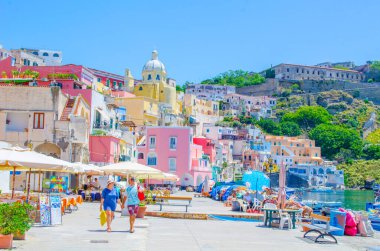 İtalyan Adası procida onun renkli marina, küçük dar sokakları ve hep birlikte turistlerin Napoli - napoli her yıl kalabalığından çekmek birçok plajlar.