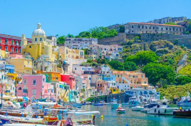 İtalyan Adası procida onun renkli marina, küçük dar sokakları ve hep birlikte turistlerin Napoli - napoli her yıl kalabalığından çekmek birçok plajlar.
