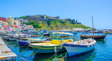 İtalyan Adası procida onun renkli marina, küçük dar sokakları ve hep birlikte turistlerin Napoli - napoli her yıl kalabalığından çekmek birçok plajlar.
