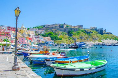 İtalyan Adası procida onun renkli marina, küçük dar sokakları ve hep birlikte turistlerin Napoli - napoli her yıl kalabalığından çekmek birçok plajlar.