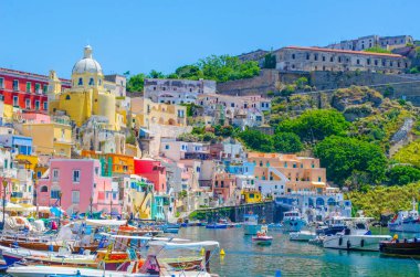 İtalyan Adası procida onun renkli marina, küçük dar sokakları ve hep birlikte turistlerin Napoli - napoli her yıl kalabalığından çekmek birçok plajlar.