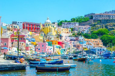 İtalyan Adası procida onun renkli marina, küçük dar sokakları ve hep birlikte turistlerin Napoli - napoli her yıl kalabalığından çekmek birçok plajlar.