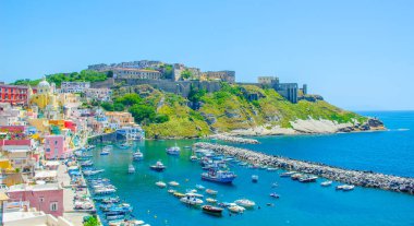 İtalyan Adası procida onun renkli marina, küçük dar sokakları ve hep birlikte turistlerin Napoli - napoli her yıl kalabalığından çekmek birçok plajlar.