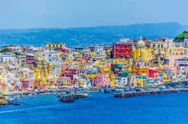 İtalyan Adası procida onun renkli marina, küçük dar sokakları ve hep birlikte turistlerin Napoli - napoli her yıl kalabalığından çekmek birçok plajlar.