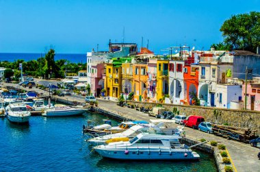 İtalyan Adası procida onun renkli marina, küçük dar sokakları ve hep birlikte turistlerin Napoli - napoli her yıl kalabalığından çekmek birçok plajlar.