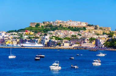 İtalyan Adası procida onun renkli marina, küçük dar sokakları ve hep birlikte turistlerin Napoli - napoli her yıl kalabalığından çekmek birçok plajlar.