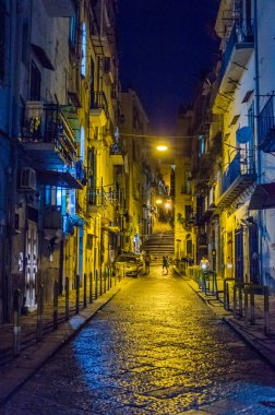 İtalya 'nın Napoli şehrinin tarihi merkezine giden aydınlık caddenin gece görüşü - Napoli.