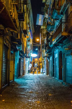 İtalya 'nın Napoli şehrinin tarihi merkezine giden aydınlık caddenin gece görüşü - Napoli.