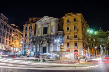 İtalya Napoli 'deki San Carlo Tiyatrosu üzerinde gece görüşü