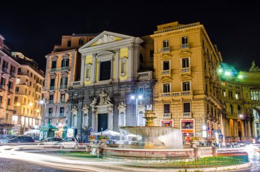 İtalya Napoli 'deki San Carlo Tiyatrosu üzerinde gece görüşü