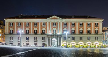 Saint Francesco di Paola Kilisesi ve Palazzo reale 'nin ünlü binalarının yanında duran aydınlık meydan meydanı del plebiscito' nun gece manzarası. Napoli - İtalya.