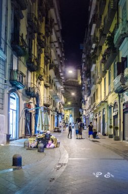 İtalya 'nın Napoli şehrinin tarihi merkezine giden aydınlık caddenin gece görüşü - Napoli.
