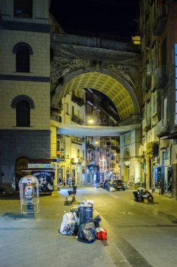 İtalya 'nın Napoli şehrinin tarihi merkezine giden aydınlık caddenin gece görüşü - Napoli.