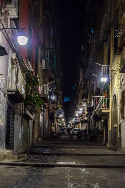 İtalya 'nın Napoli şehrinin tarihi merkezine giden aydınlık caddenin gece görüşü - Napoli.