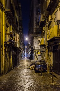 İtalya 'nın Napoli şehrinin tarihi merkezine giden aydınlık caddenin gece görüşü - Napoli.