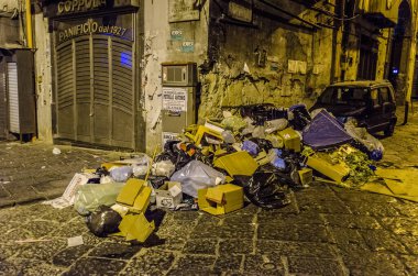 İtalya 'nın Napoli şehrinin içindeki çöp yığını manzarası - Napoli.