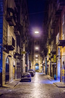İtalya 'nın Napoli şehrinin tarihi merkezine giden aydınlık caddenin gece görüşü - Napoli.
