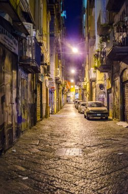 İtalya 'nın Napoli şehrinin tarihi merkezine giden aydınlık caddenin gece görüşü - Napoli.