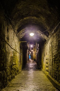 İtalya 'nın Napoli şehrinin tarihi merkezine giden aydınlık caddenin gece görüşü - Napoli.
