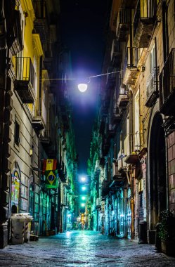 İtalya 'nın Napoli şehrinin tarihi merkezine giden aydınlık caddenin gece görüşü - Napoli.