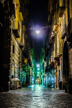 İtalya 'nın Napoli şehrinin tarihi merkezine giden aydınlık caddenin gece görüşü - Napoli.