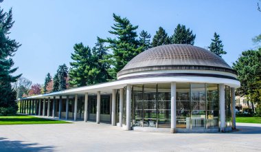 Czech City Podebrady 'deki ünlü kolonada sokağı tren istasyonunu şehir merkezine bağlar ve bir tarafındaki güzel park ve diğer taraftaki tarihi spa binaları ile dekore edilir..