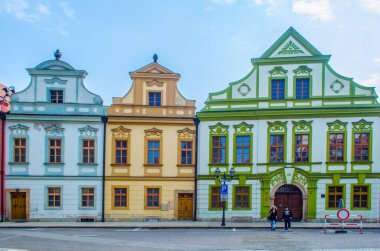 Czech şehrinin tarihi bölümü Hradec kralove 'un Velke isim meydanının yanındaki eski tarz evlerin renkli cephelerinin görüntüsü